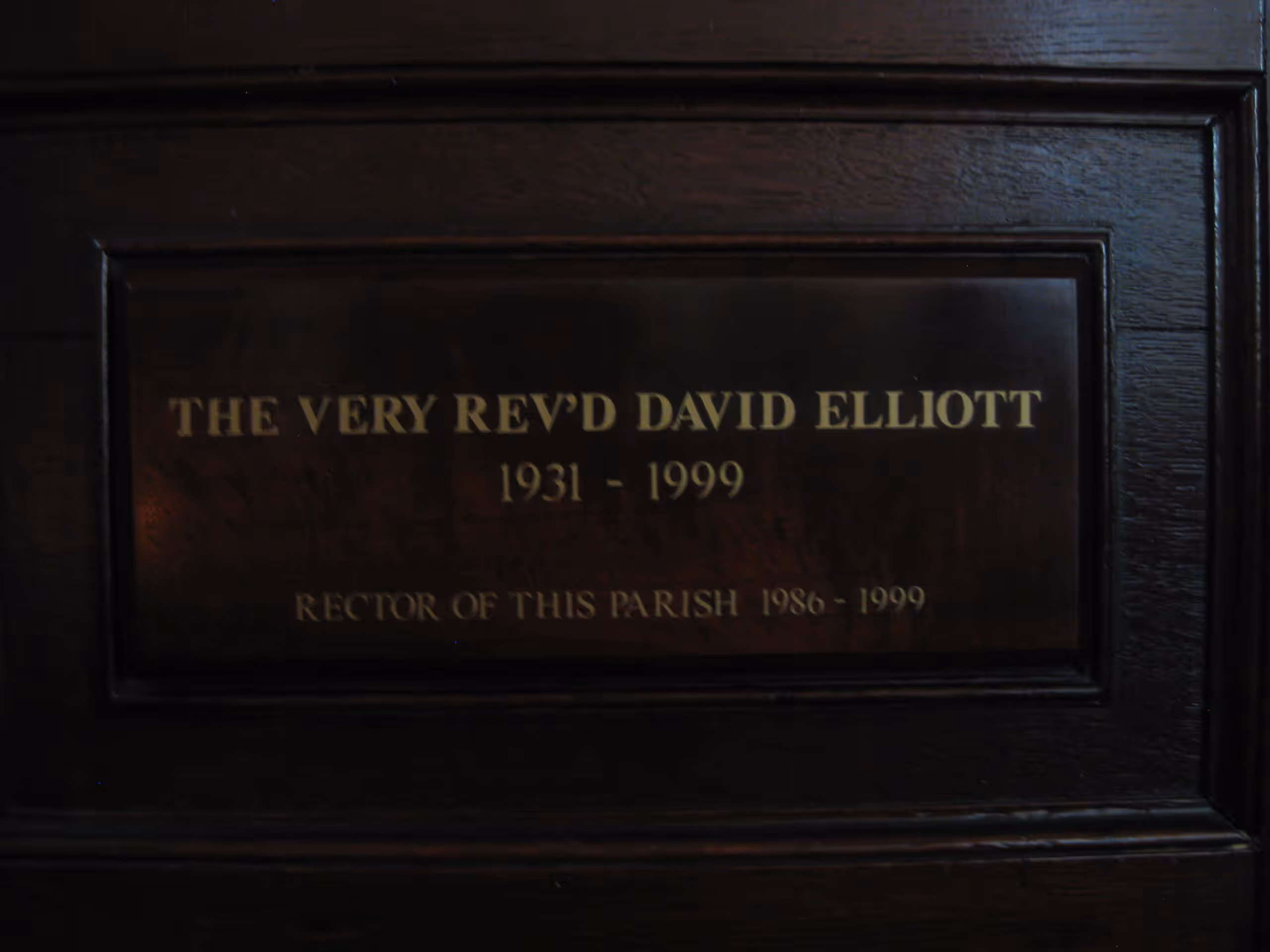 Memorial plaque: The Very Rev'd David Elliott, 1931–1999, Rector of this parish 1986–1999.
