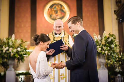 Rvd Simon marrying a couple in St Pauls Covent Garden